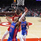 Superbe contre de Clint Capela devant Jaden Ivey: le Genevois a livr une performance de choix. KEYSTONE/AP/John Bazemore